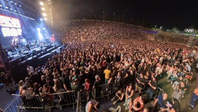 Ράγισαν καρδιές στο Καλλιμάρμαρο με το τραγούδι του Φοίβου Δεληβοριά – «Θα σε πάρω εγώ παιδάκι μου όταν φτάσω» (Βιντεο)