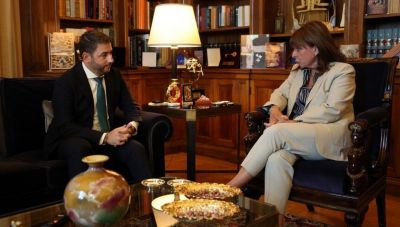 Εκλογές ΠΑΣΟΚ: Συγχαρητήρια Σακελλαροπούλου σε Ανδρουλάκη για την επανεκλογή του