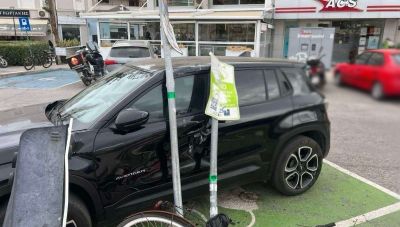 Κρήτη: Αυτοκίνητο έπεσε πάνω σε σταθμευμένα οχήματα και στο σημείο ηλεκτρικής φόρτισης