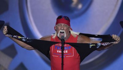 Εκλογές ΗΠΑ: Ο Τραμπ στρέφεται στο WWE – Ο Hulk Hogan σκίζει το πουκάμισό του (Φώτο + Βίντεο)