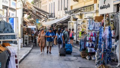 Τουρισμός: Πάνω οι αφίξεις, κάτω οι ταξιδιωτικές εισπράξεις τον Αύγουστο