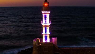 Στα γαλανόλευκα ο Φάρος στο Ενετικό Λιμάνι Χανίων ενόψει της 28ης Οκτωβρίου