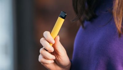 Τέλος οι πωλήσεις ηλεκτρικών τσιγάρων μίας χρήσης στη Βρετανία από το 2025