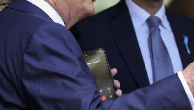 ΝYT: Κινέζοι χάκερ παγίδευσαν τα τηλέφωνα του Τραμπ και του υποψηφίου αντιπροέδρου του