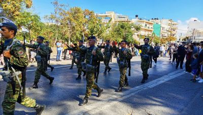 Με λαμπρότητα η καθιερωμένη παρέλαση στο Ηράκλειο - Πλήθος κόσμου στο κέντρο της πόλης (Φωτο)