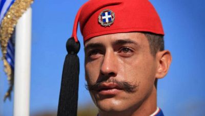 Συγκίνηση στην Θεσσαλονίκη: Δακρυσμένος εύζωνας στην στρατιωτική παρέλαση