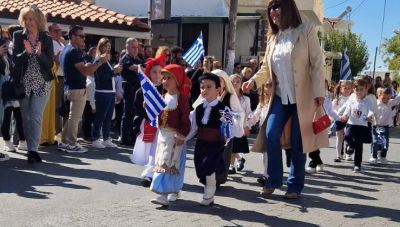 Συγκίνησαν οι μικροί μαθητές στην παρέλαση στη μαρτυρική Βιάννο (Φωτο)