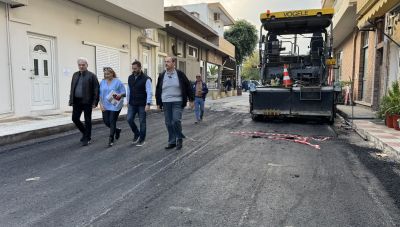 Στις εργασίες ασφαλτόστρωσης στα Καμίνια ο Αλέξης Καλοκαιρινός