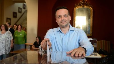 ΠΑΣΟΚ: Μηνύματα μαζικής συμμετοχής στις κάλπες - Ψήφισε ο υποψήφιος πρόεδρος Χάρης Δούκας