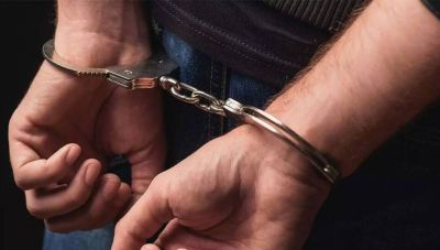 Ηράκλειο: Έπεσε σε έλεγχο της ΕΛΑΣ και βρέθηκε με χειροπέδες για όπλα