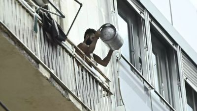 Υπό την επήρεια ουσιών ο άνδρας που απειλεί να ανατινάξει τετράγωνο στην Αχαρνών – Το είχε ξανακάνει λίγες μέρες πριν