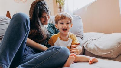 Σύνταξη από 58,5 ετών για μητέρες: Οι ρυθμίσεις και τα ποσά