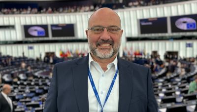 Σάκης Αρναούτογλου από το Στρασβούργο: 