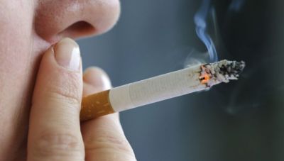 «Μπλόκο» στο κάπνισμα και σε υπαίθριους χώρους – Tι εισηγείται η Κομισιόν