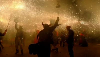 Φεστιβάλ La Merce: «Οι πύλες της κόλασης άνοιξαν» στους δρόμους της Βαρκελώνης
