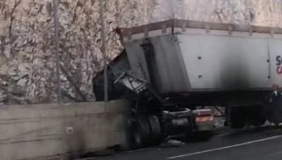 Ελασσόνα: Νταλίκα εξετράπη της πορείας της στην Εθνική Οδό - Νεκρός ο οδηγός