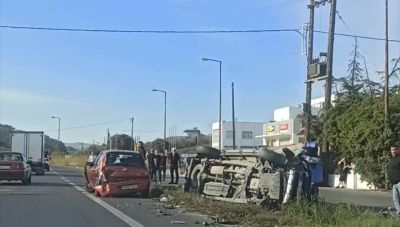 Ανατροπή αυτοκινήτου στη Μεσαρά μετά από σύγκρουση - Τα βρήκαν μεταξύ τους οι οδηγοί;