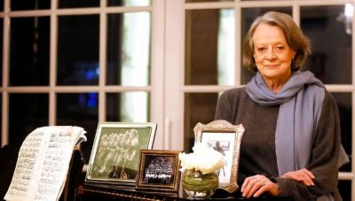 Αντίο από το βασιλιά Κάρολο και τον Κιρ Στάρμερ στην ηθοποιό Μάγκι Σμιθ