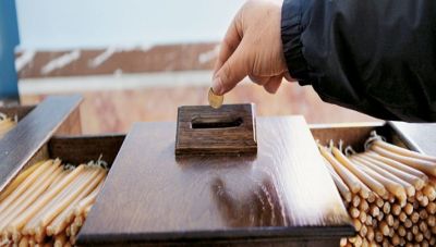 Ιερέας πιάστηκε στα χέρια με πιστό... μπροστά στο παγκάρι της εκκλησίας