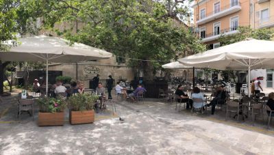 Ο Ισίδωρος Παπαδάκης και ο Γιώργος Ζαμπακάς με τα Έτερα πτερόεντα στον «Πλάτανο»