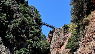 Η υψηλότερη και πιο εντυπωσιακή γέφυρα της Ελλάδας είναι της Αράδαινας και βρίσκεται στην Κρήτη - βιντεο