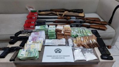 Πατέρας και γιος συνελήφθησαν με ναρκωτικά και 676.000 ευρώ