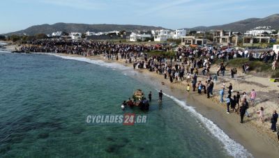 Με συγκίνηση και δέος η περιφορά του Επιταφίου μέσα στη θάλασσα στη Νάξο (Βίντεο)