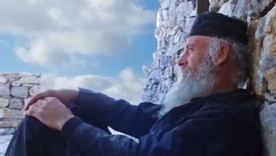 Άγιο Όρος: Συγκινεί ο μοναχός που υψώνει την ελληνική σημαία κάθε Κυριακή του Πάσχα