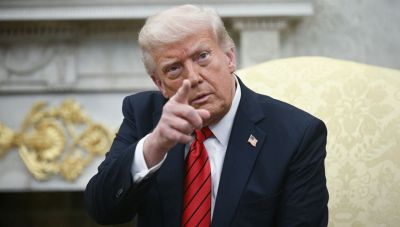 Η δημοτικότητα Τραμπ υποχωρεί στο χαμηλότερο επίπεδο μετά την επιστροφή του στο Λευκό Οίκο