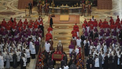 Πάπας Φραγκίσκος: Πάνω από 100.000 πιστοί αποχαιρετούν τον ποντίφικα