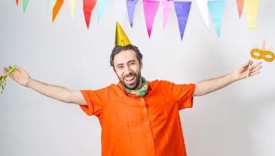 Αντώνης Καλομοιράκης: «Το θέατρο ήταν πάντα κουμπωμένο πάνω μου. Νιώθω ευγνώμων που μπορώ να το φοράω κάθε μέρα»