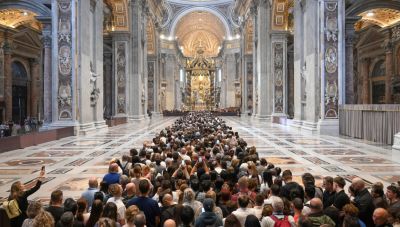 Συρρέουν πλήθη για την εκδημία του Πάπα Φραγκίσκου στο Βατικανό - Μπαράζ επαφών ετοιμάζει ο Τραμπ