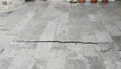 Βούτες: Αναστάτωση εξαιτίας ρωγμών που ξαφνικά εμφανίστηκαν σε δρόμους και σπίτια (Φώτο και Βίντεο)