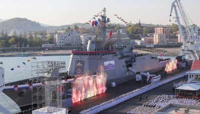 Καθέλκυση βορειοκορεάτικου πολεμικού καταδρομικού πλοίου παρουσία του Κιμ Γιονγκ Ουν