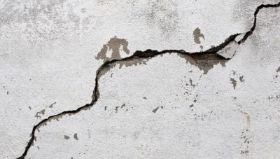 Συναγερμός για ρηγματώσεις σε δρόμους και σπίτια στις Βούτες Ηρακλείου – Για αυτοψία μεταβαίνει ο Λέκκας