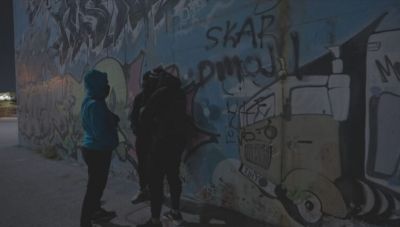 Συμμορία 15 νεαρών ξυλοκόπησε άγρια έξω από σχολείο της Πετρούπολης δύο 17χρονους