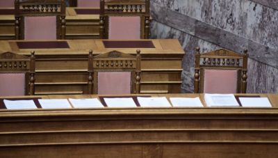 Στη Βουλή η δικογραφία για τα Τέμπη: Η ειδικά διαμορφωμένη αίθουσα, η διαδικασία και οι όροι