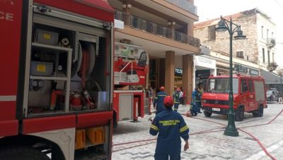 Πάτρα: Στο μικροσκόπιο τα βίντεο από την έναρξη της φωτιάς στη στέγη καταστήματος στο κέντρο της πόλης