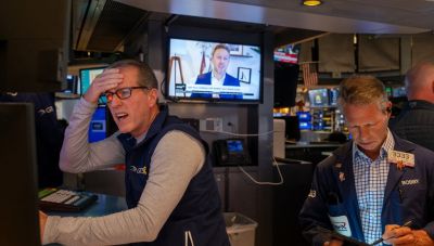 Οι δασμοί Τραμπ έχουν κλονίσει τις αγορές – Πώς επηρεάζονται και οι πολίτες