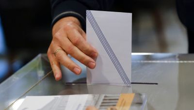 Δημοσκόπηση GPO: Δέκα μονάδες μπροστά η ΝΔ, δεύτερο κόμμα η Πλεύση Ελευθερίας με φόντο τα Τέμπη