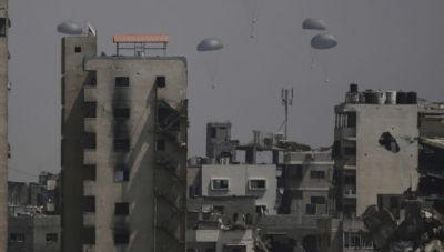 Η Ισπανία έριξε 12 τόνους τρόφιμα στη Λωρίδα της Γάζας