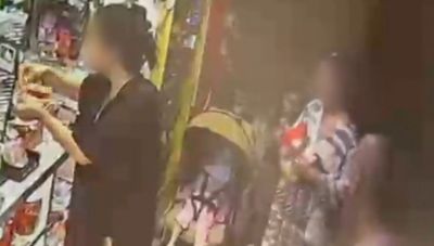 Η γυναίκα που συνελήφθη είναι η μητέρα του νεκρού κοριτσιού στο Παλαιό Φάληρο - «Το παιδί χτύπησε στο κεφάλι στη θάλασσα»