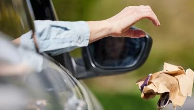 Ιταλία: Μέχρι και φυλάκιση σε όσους πετάνε σκουπίδια από το αυτοκίνητο - Ισχύει και για τουρίστες