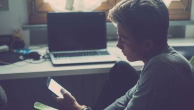 Έρευνα: Όλο και περισσότεροι έφηβοι περιορίζουν τη χρήση smartphone