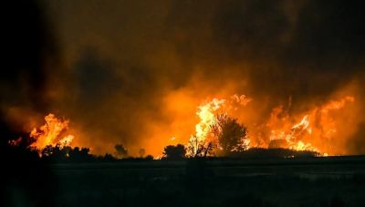 Εκκενώνεται η Κάτω Αχαΐα λόγω της μεγάλης φωτιάς – Καίγονται σπίτια και εργοστάσια (φωτο)