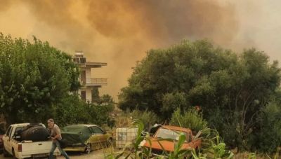 Μαίνεται η φωτιά στην Αχαΐα – Μηνύματα 112 για εκκενώσεις οικισμών