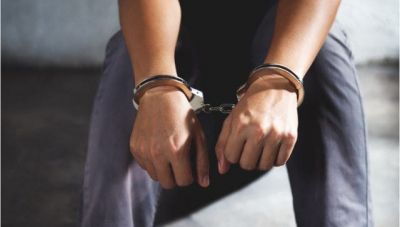 Ηράκλειο: Δυο φορές μέσα σε λίγες ώρες απείλησε τη σύντροφο του αρπάζοντας την από μαλλιά και λαιμό