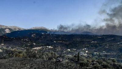 Πάτρα: Φόβοι για μόλυνση του αέρα και του νερού μετά τη φωτιά-Αποπνικτική η κατάσταση