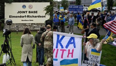 Συνάντηση Τραμπ με Πούτιν στην Αλάσκα: Eν μέσω διαδηλώσεων οι πρώτες αφίξεις