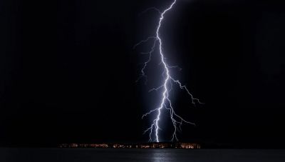 Πάνω από 5.000 κεραυνοί και αστραπές «έπεσαν» τη Δευτέρα – Αναλυτικά ο καιρός για την Τρίτη (χάρτης)